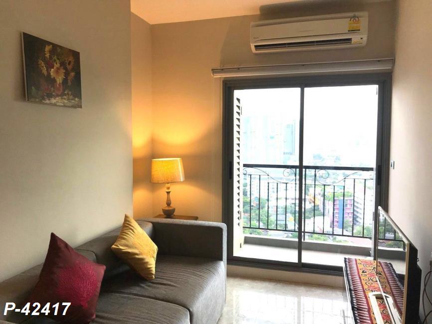 The Crest Sukhumvit 34 มุมโซฟา ระเบียง.jpg