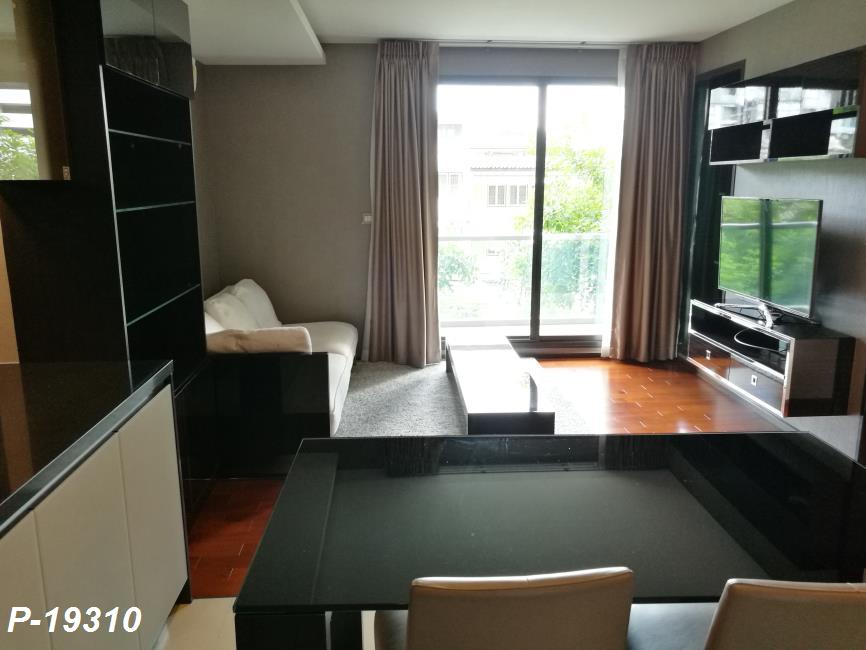 The Address Sukhumvit 61 โซฟา ทีวี.jpg