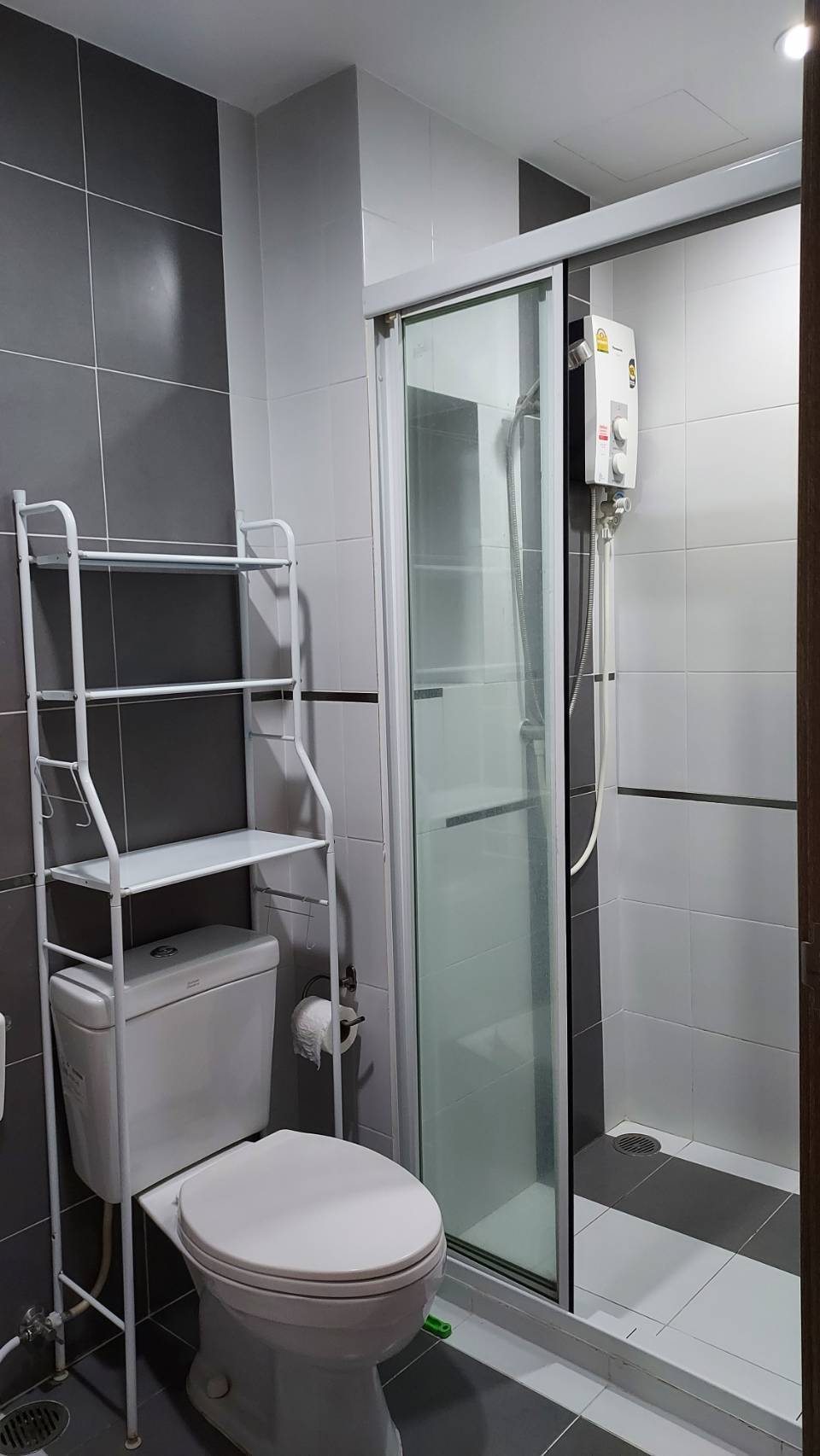 (เดอะ เบส สุขุมวิท 77) ห้องน้ำ.jpg