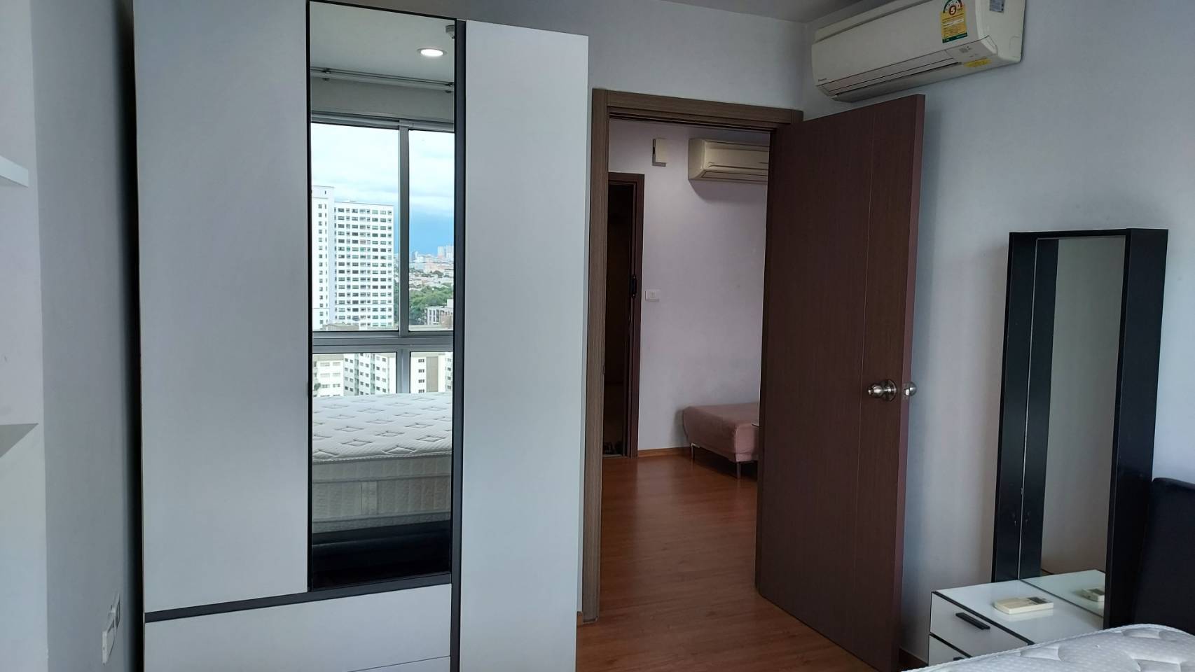 (เดอะ เบส สุขุมวิท 77) ตู้.jpg