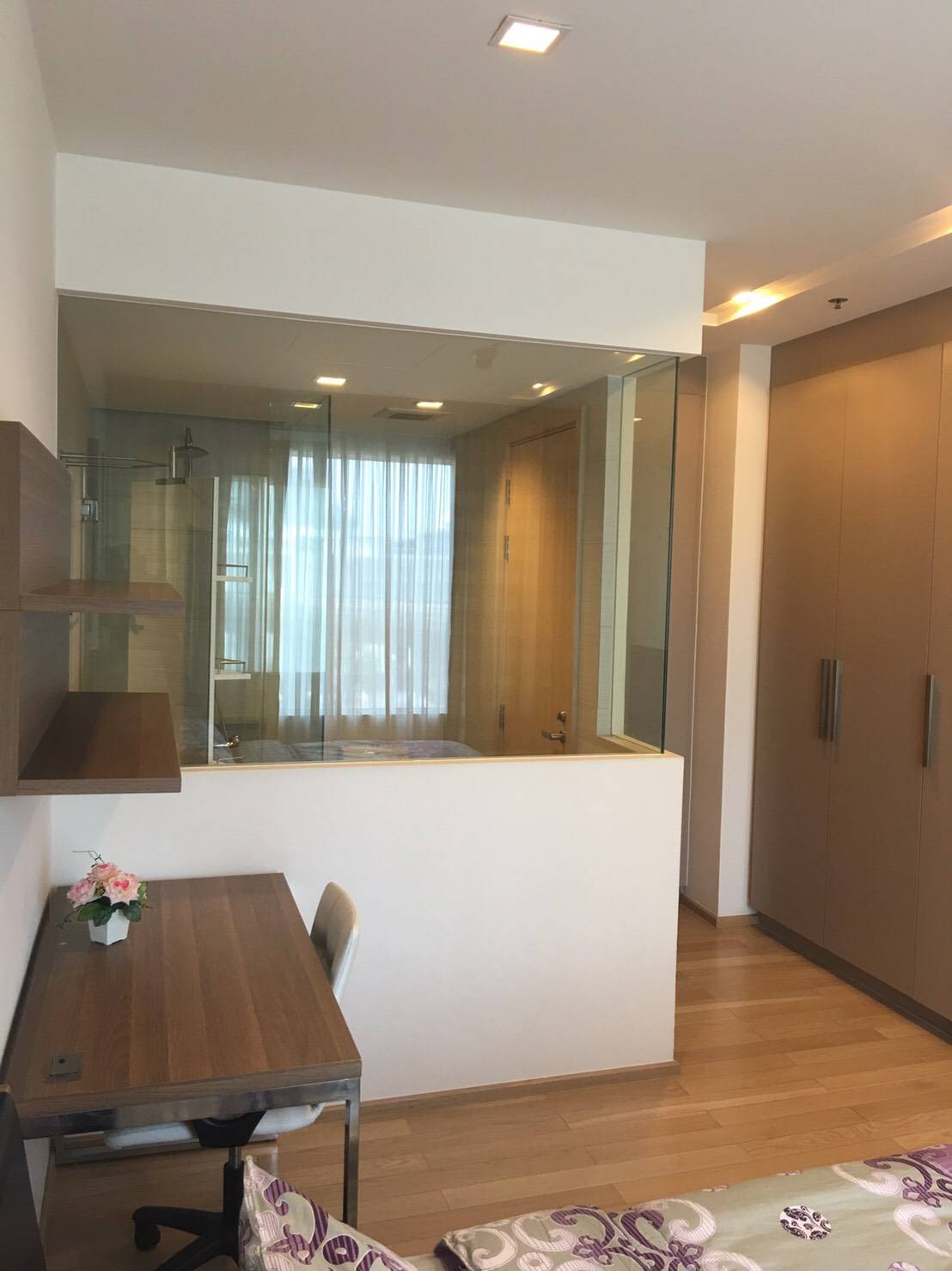 (สิริ แอท สุขุมวิท) โต๊ะทำงาน.jpg