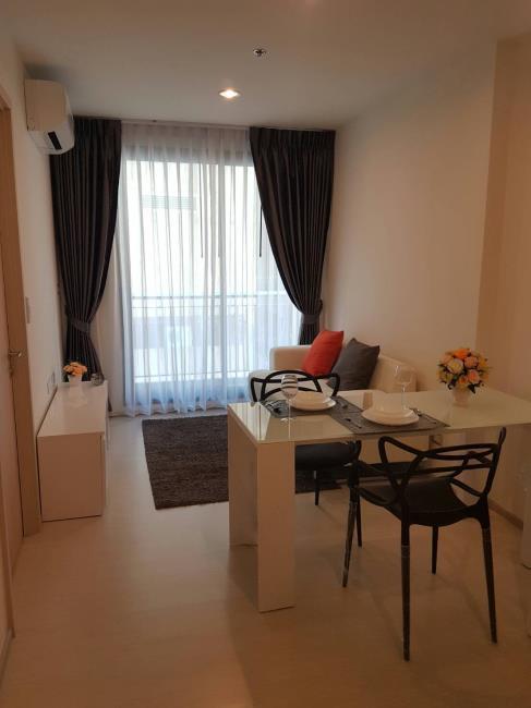 Rhythm Sukhumvit 42 โต๊ะอาหาร.jpg