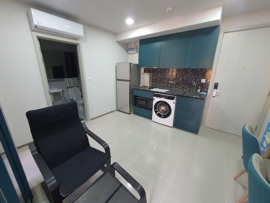 THE BASE Sukhumvit 50 เก้าอี้ ครัว.jpg