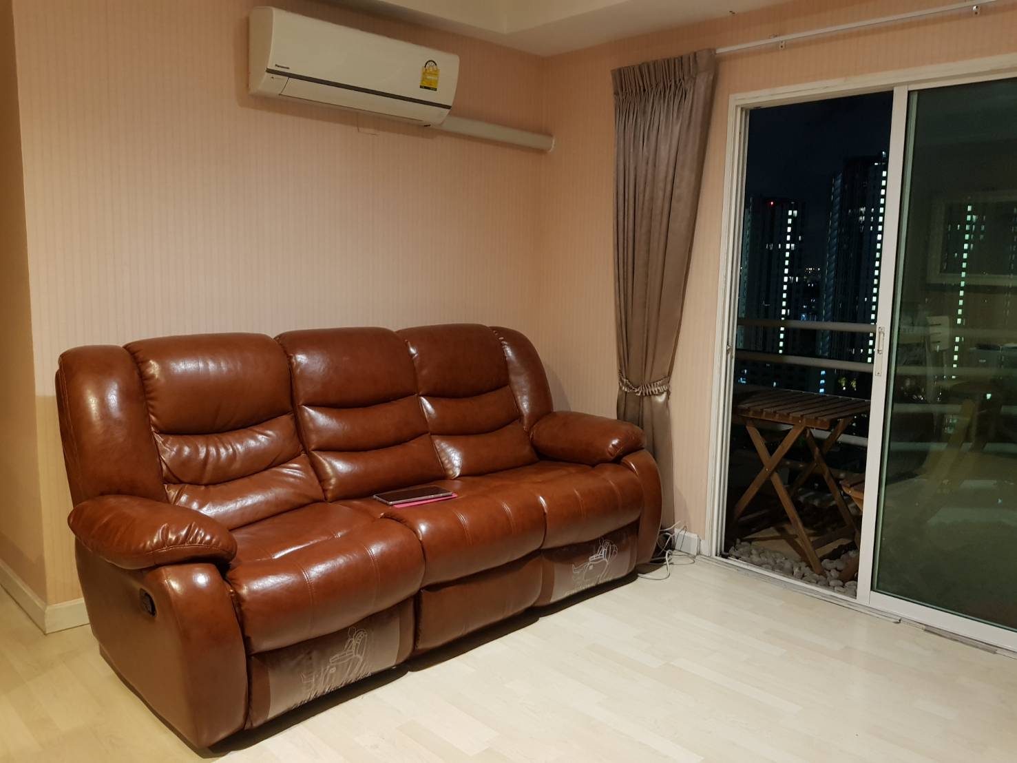 City Living Ratchada โซฟา.jpg
