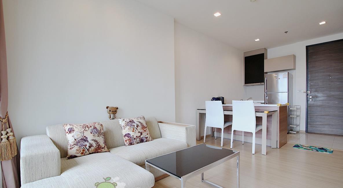 Rhythm Sukhumvit  โซฟา โต๊ะอาหาร.jpg