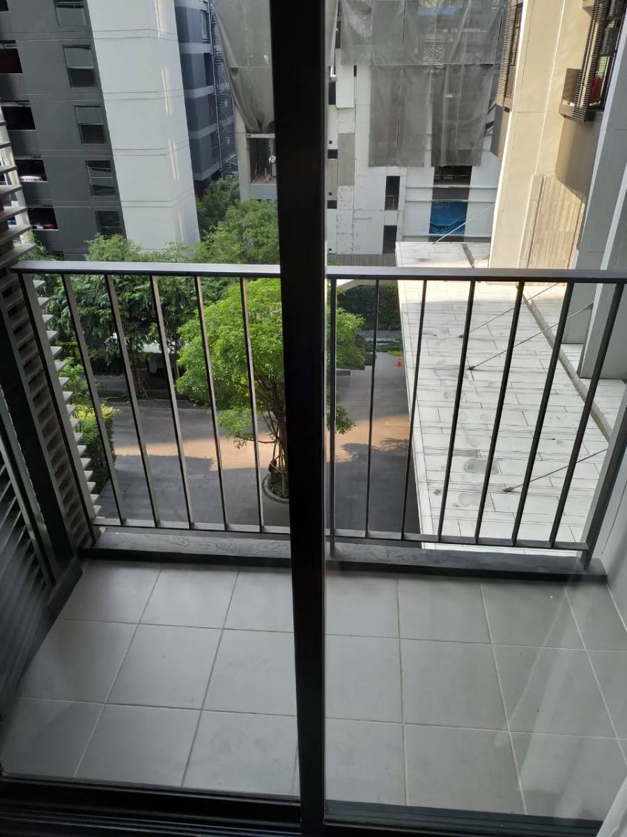 Edge Sukhumvit 23 ระเบียง.jpg