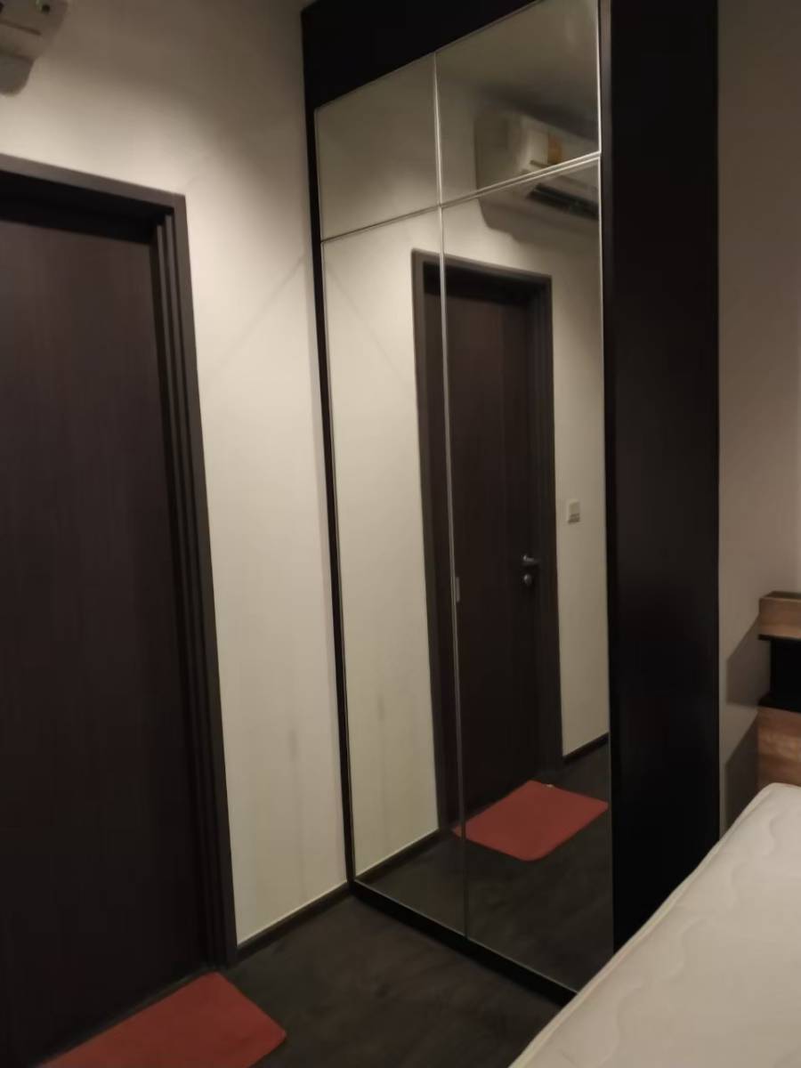 Edge Sukhumvit 23 มุมตู้เสื้อผ้า.jpg