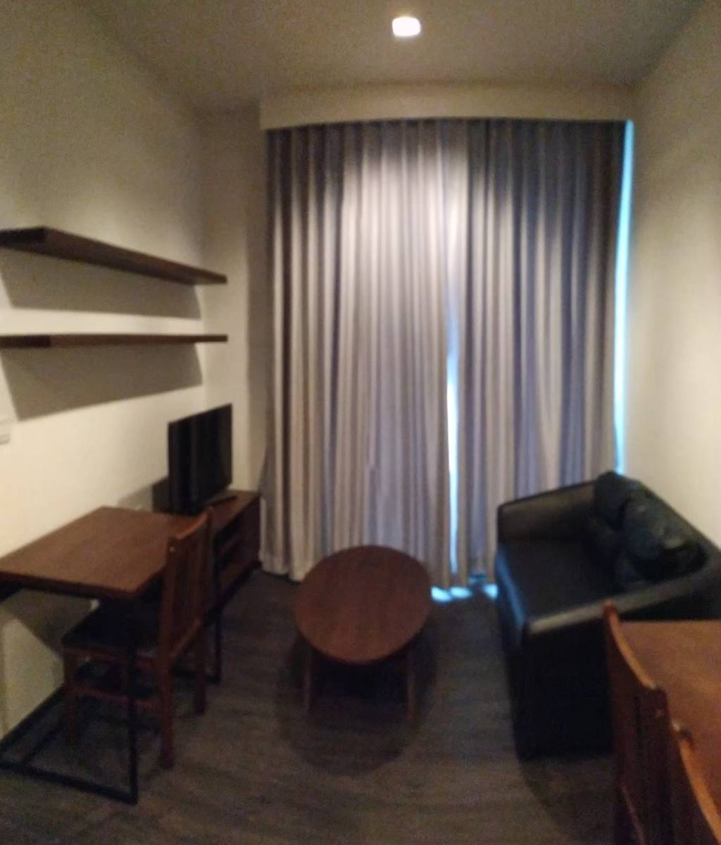Edge Sukhumvit 23 โซฟา ทีวี.jpg