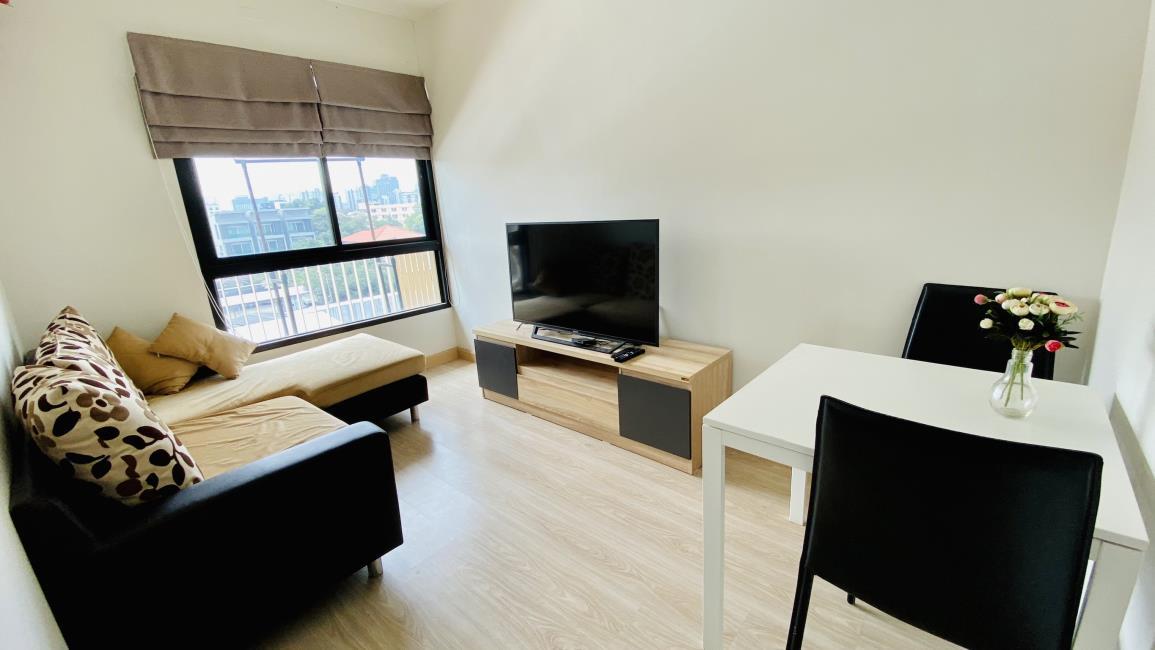 The Revo Ladprao48 โซฟา ทีวี โต๊ะ.jpg