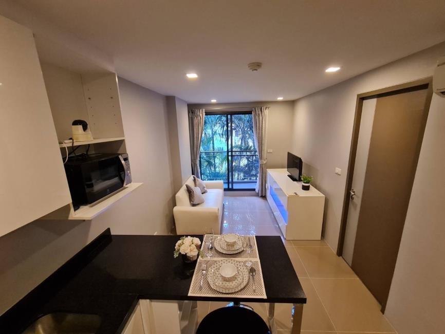 Mirage Sukhumvit 27 โต๊ะอาหาร โซฟา ทีวี.jpg