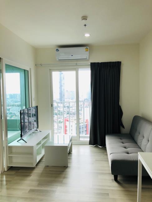 The Key Sathorn-Charoenraj ทีวี โซฟา.jpg