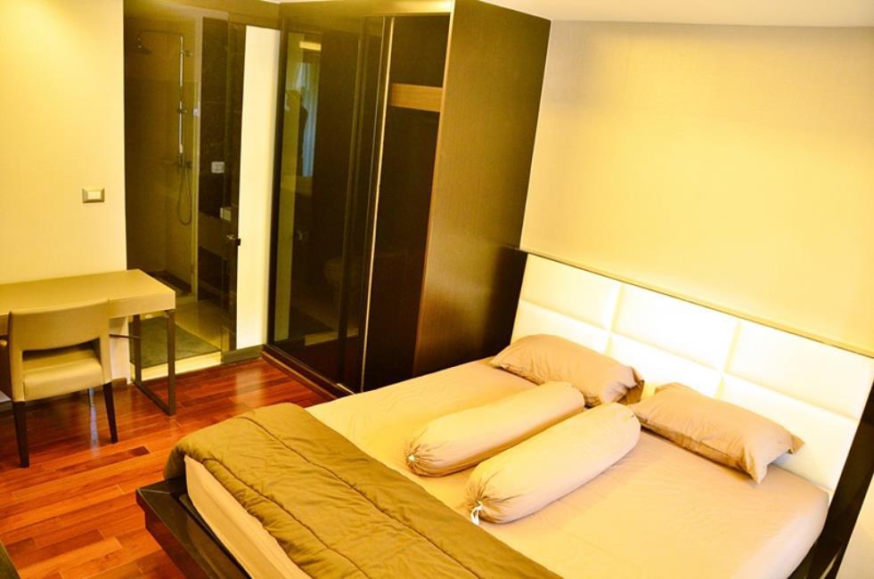 The Address Sukhumvit 61 เตียง ตู้เสื้อผ้า.jpg