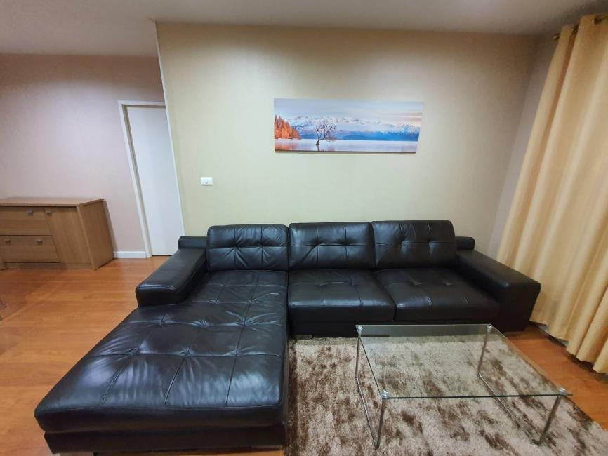 Condo One X Sukhumvit 26 โซฟา.jpg