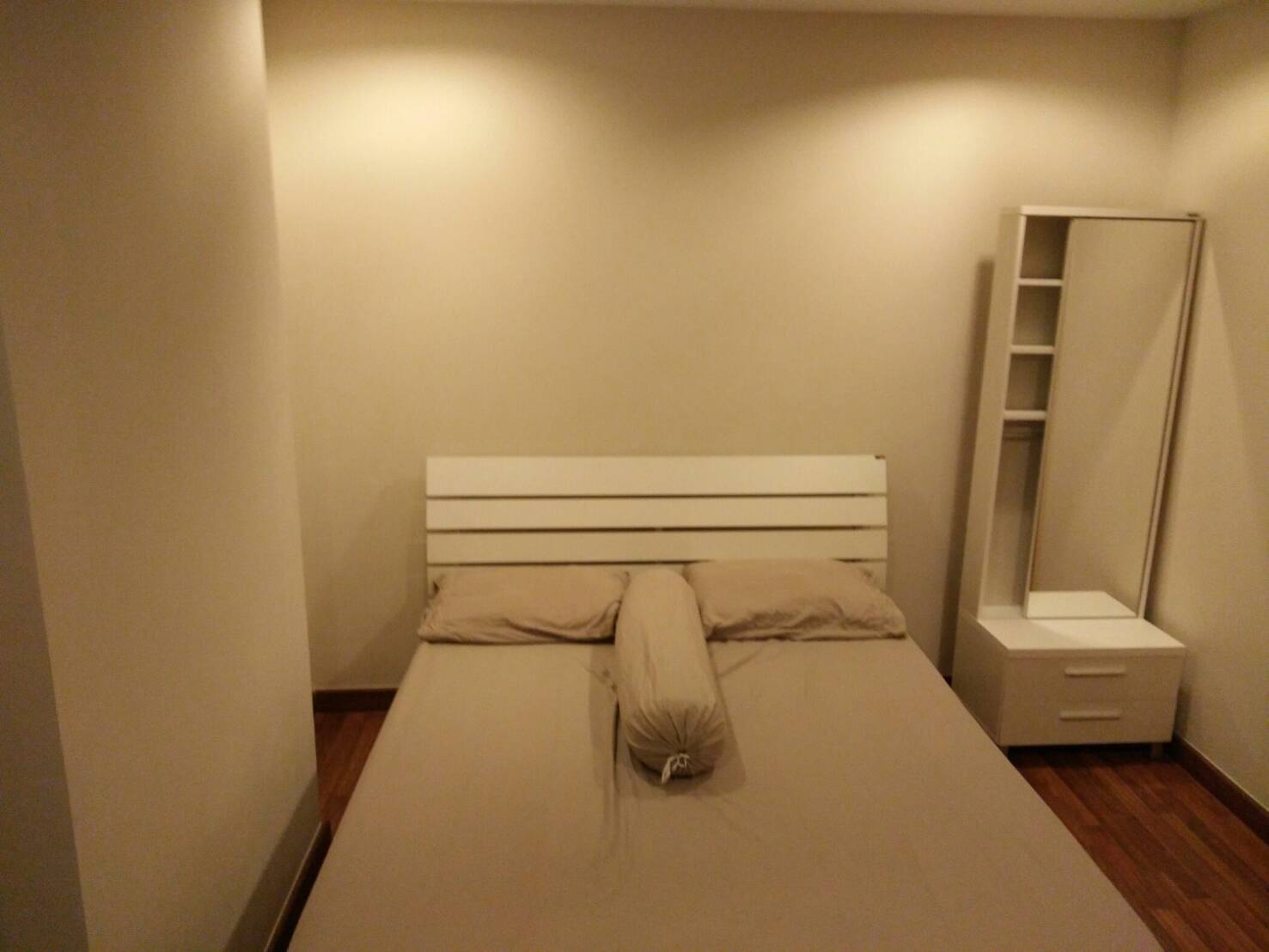 (ซีนิธ เพลส สุขุมวิท 42) เตียงนอน.jpg