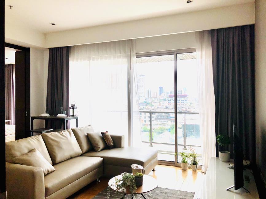 The Lofts Yennakart โซฟา.jpg