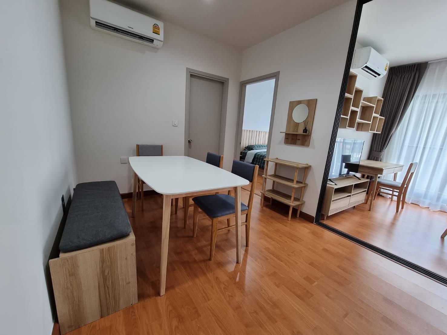 Life Sukhumvit 48 โต๊ะอาหาร.jpg