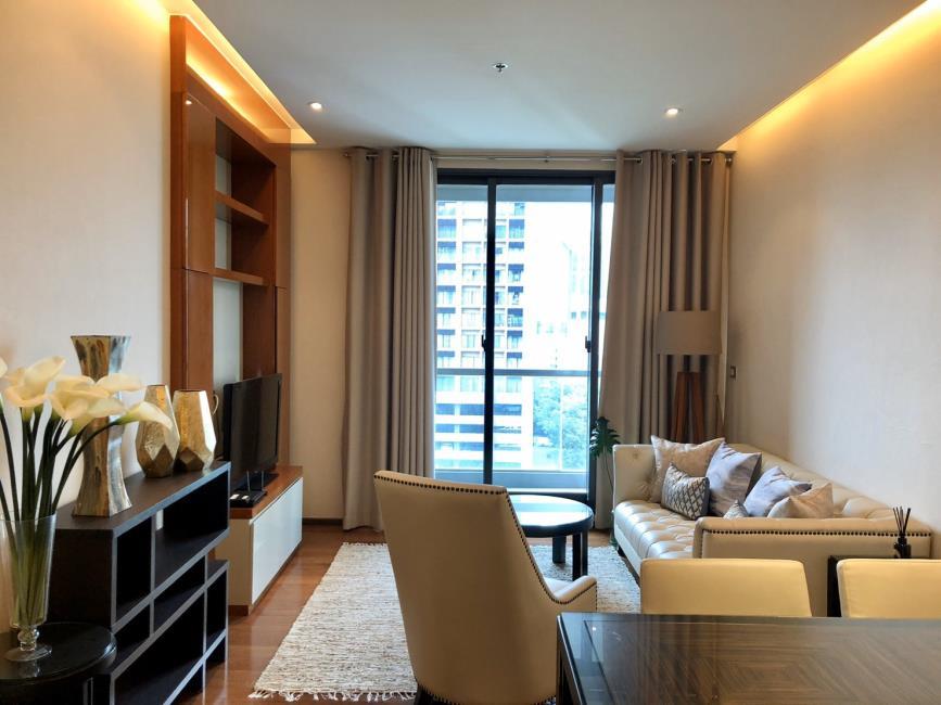 The Address Sukhumvit 28  โซฟา ระเบียง.jpg