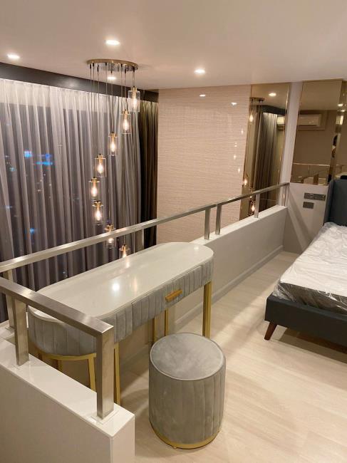 Knightsbridge Prime Sathorn โต๊ะ.jpg