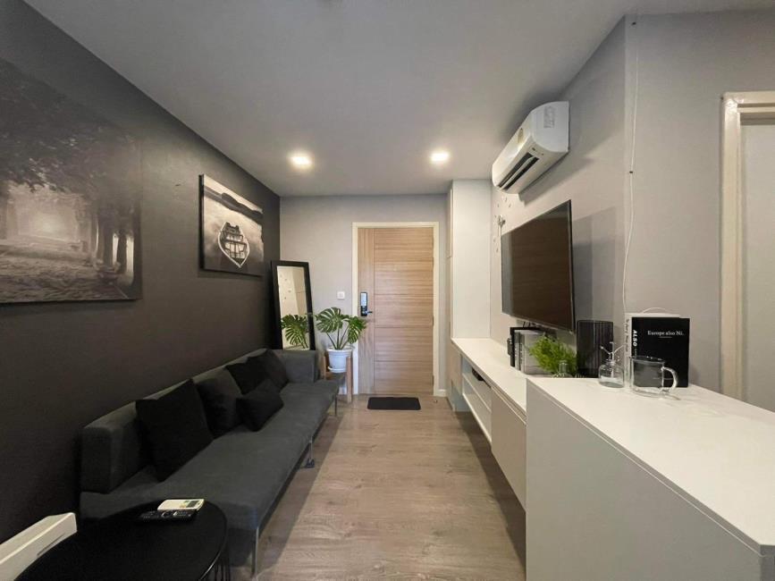 Pause Sukhumit 103 โซฟา ทีวี.jpg
