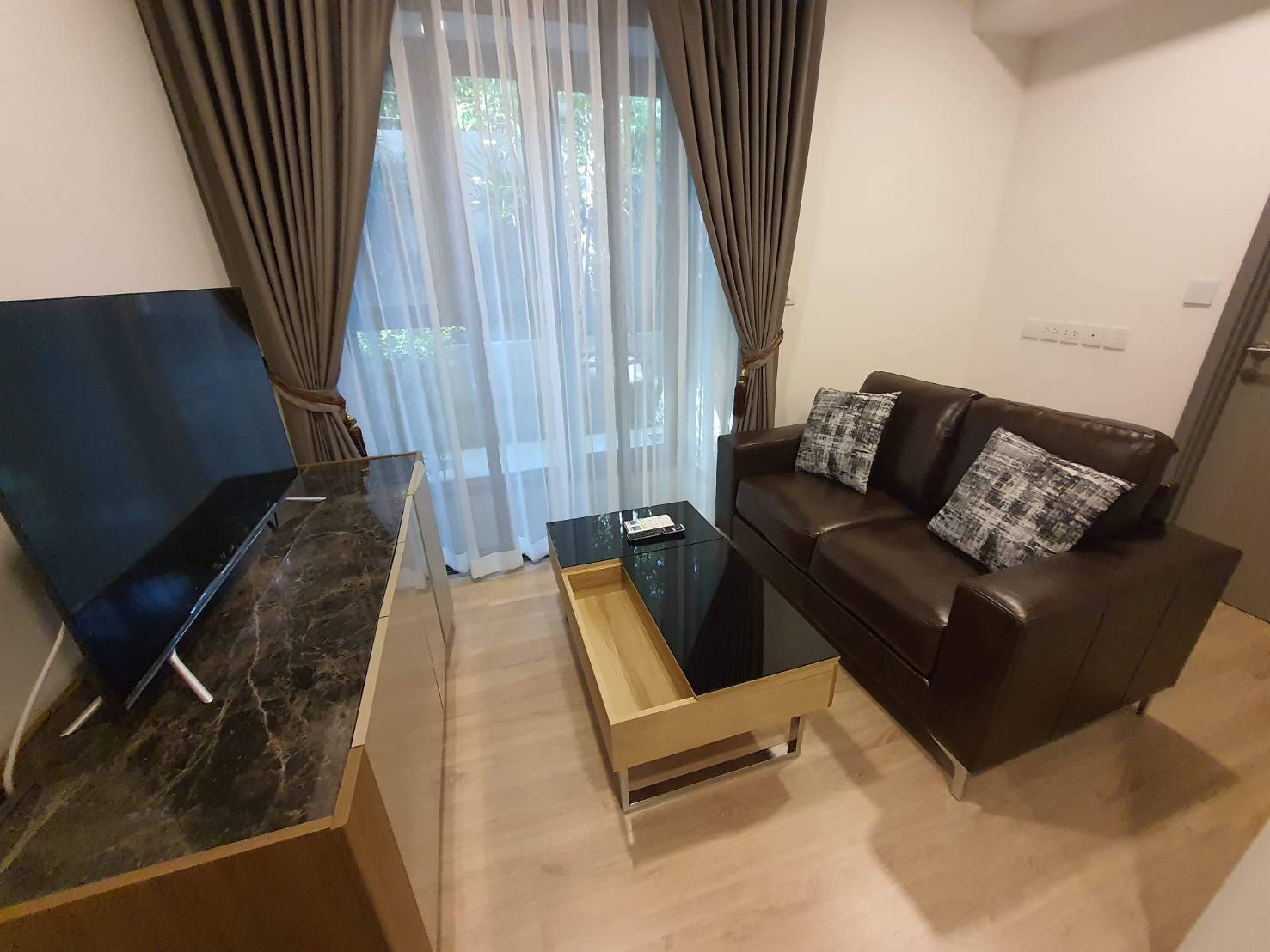 Taka Haus Ekamai 12 โซฟา ทีวี.jpg