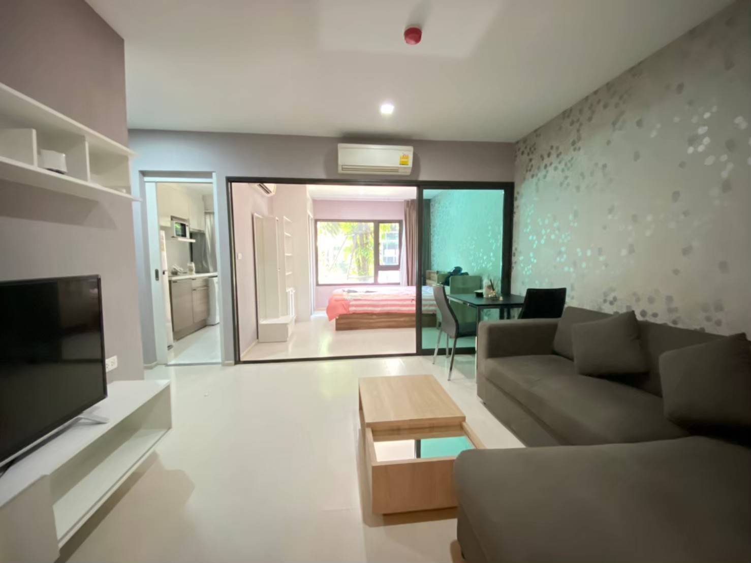 Condolette Pixel Sathorn ภายในห้อง.jpg