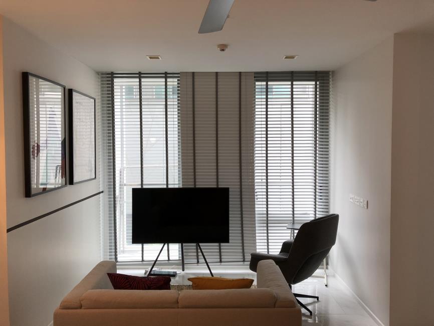 Hyde Sukhumvit 11 โซฟา ทีวี.jpg