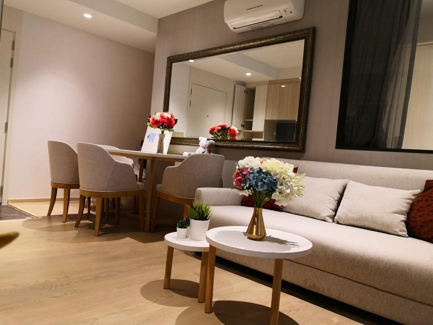 Runesu Thonglor 5 โซฟา โต๊ะอาหาร.jpg
