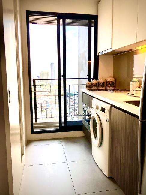 Urbano Absolute Sathon-Taksin ครัว ระเบียง.jpg