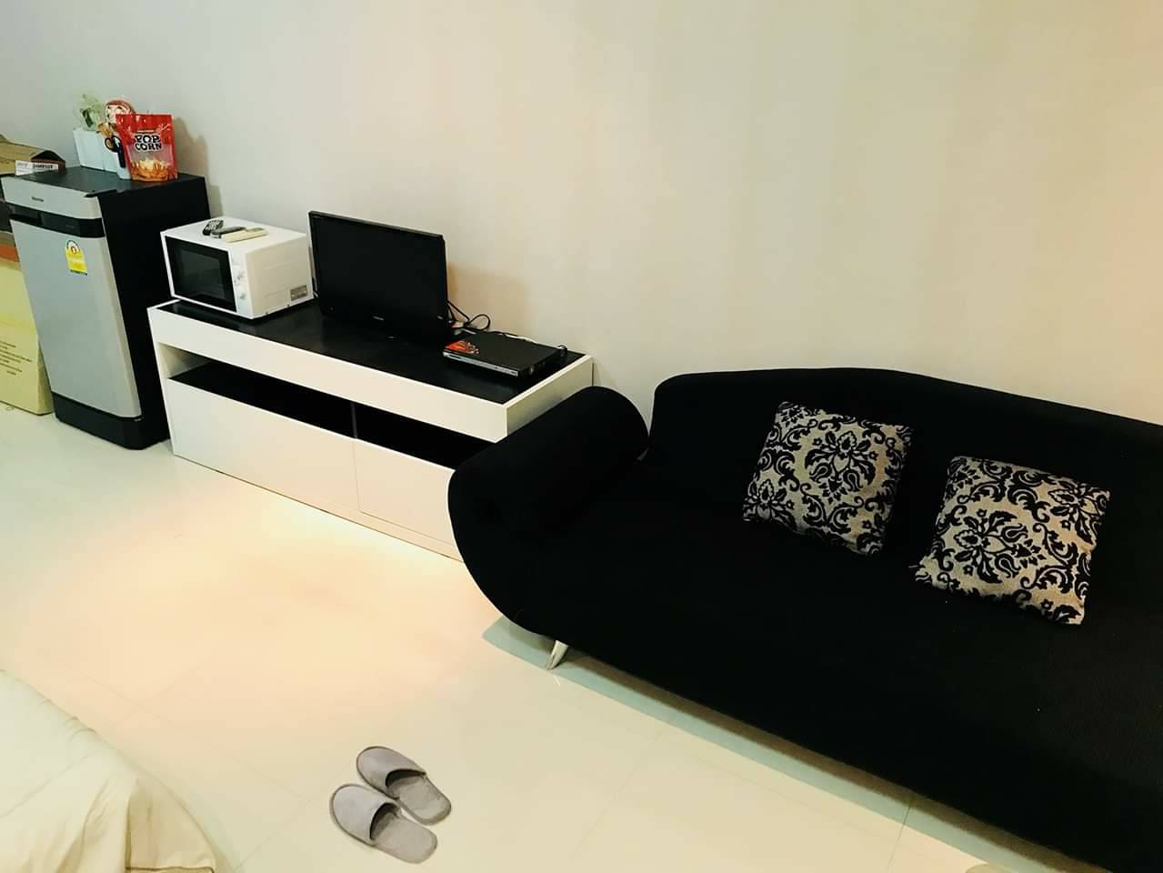 Ratchada City Condo โซฟา ทีวี.jpg
