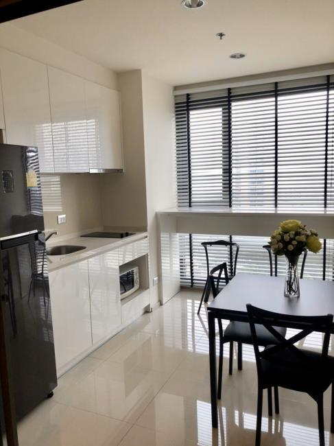 Rhythm Sukhumvit 42 โต๊ะอาหาร ครัว.jpg