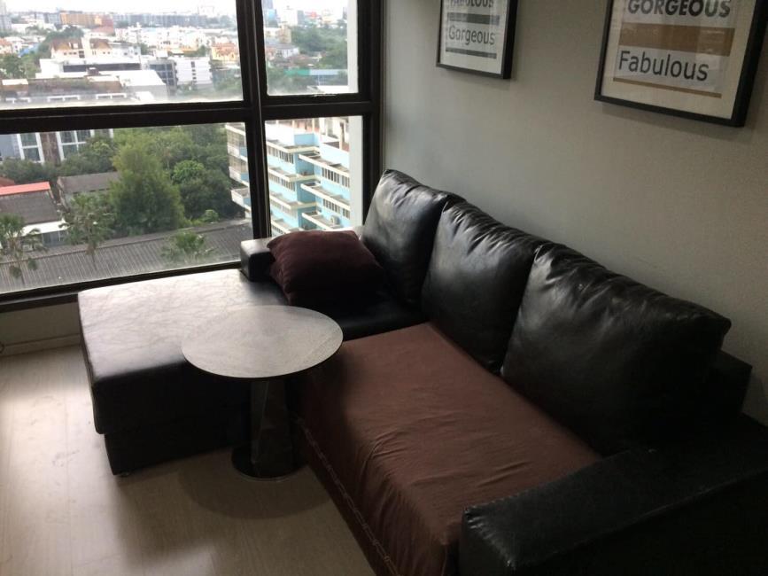 Rhythm Sukhumvit 441 โซฟา.jpg