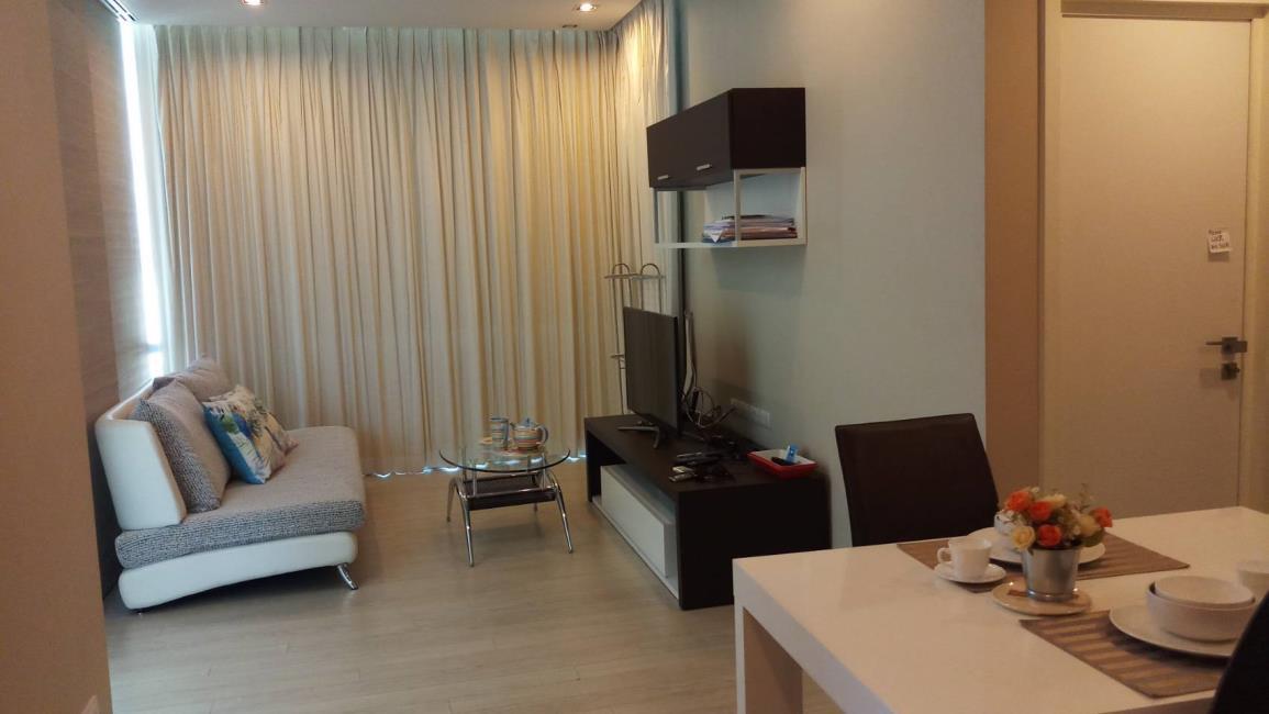 The Room Sukhumvit 21 โซฟา.jpg