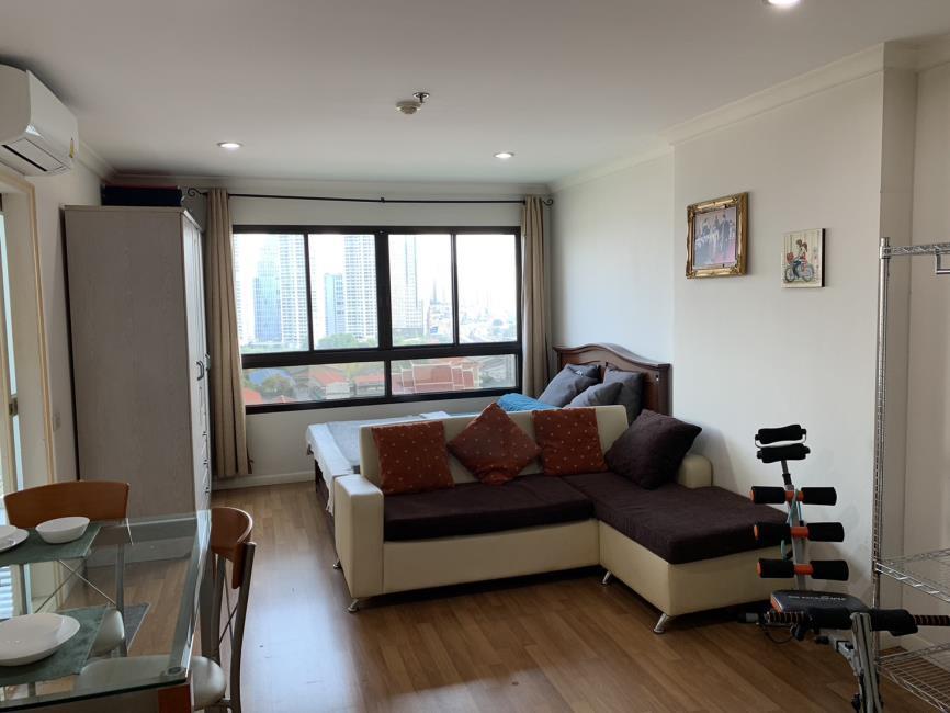 Lumpini Place Narathiwas-Chaopraya โซฟา.jpg
