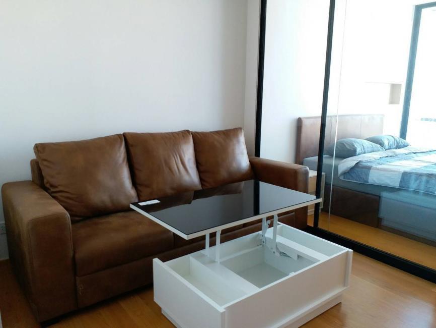 Noble Revo Silom โซฟา.jpg