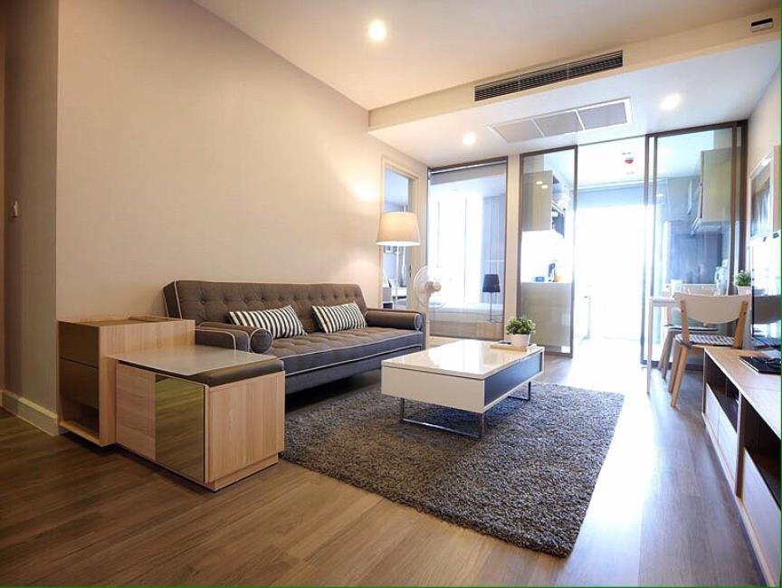 The room Sathorn - TanonPun โซฟา.jpg