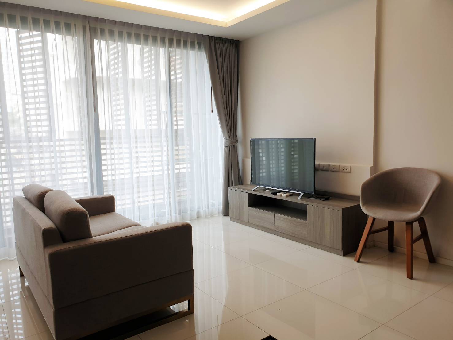 Circle Rein Sukhumvit 12 ทีวี โซฟส.jpg