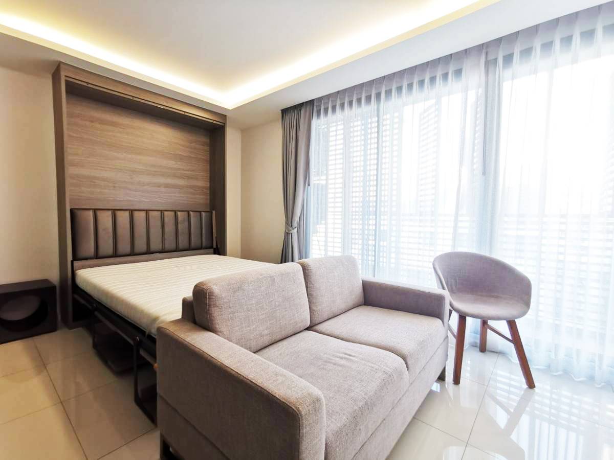 Circle Rein Sukhumvit 12 เตียง โซฟส.jpg