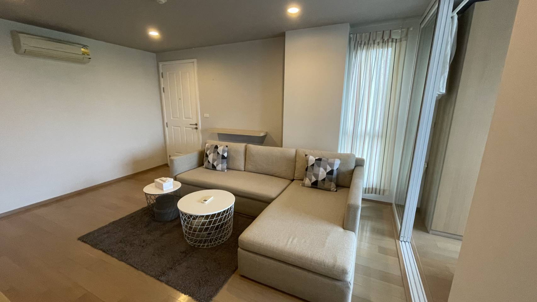 Hive Sukhumvit 65 โซฟา.jpg