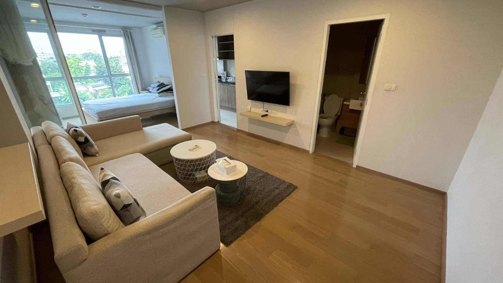 Hive Sukhumvit 65 โซฟา ทีวี.jpg