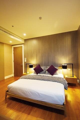 Bright Sukhumvit 24 เตียง.jpg