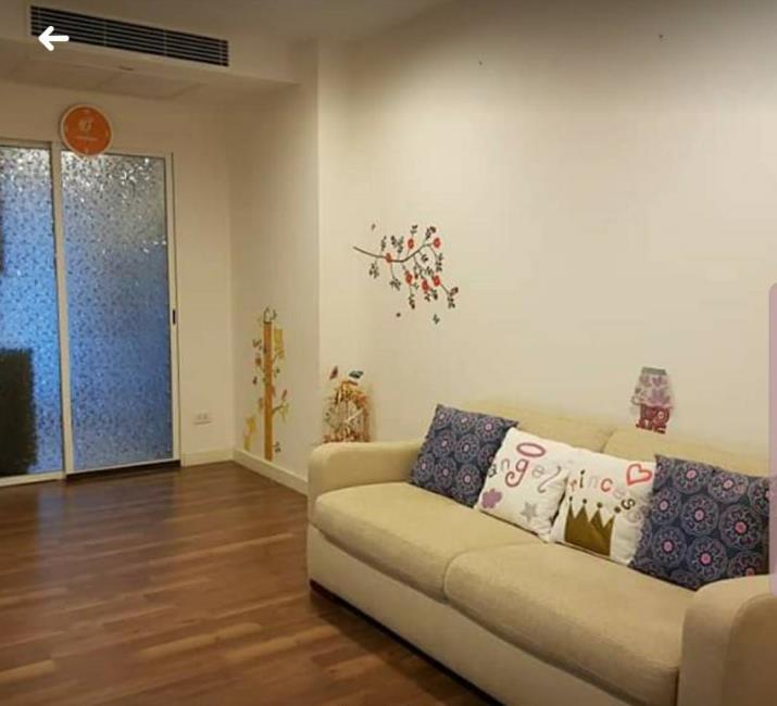 The Room Sathorn-Taksin โซฟา.jpg