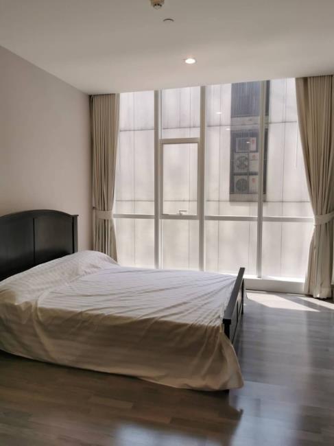 The room Sathorn - TanonPun เตียง.jpg