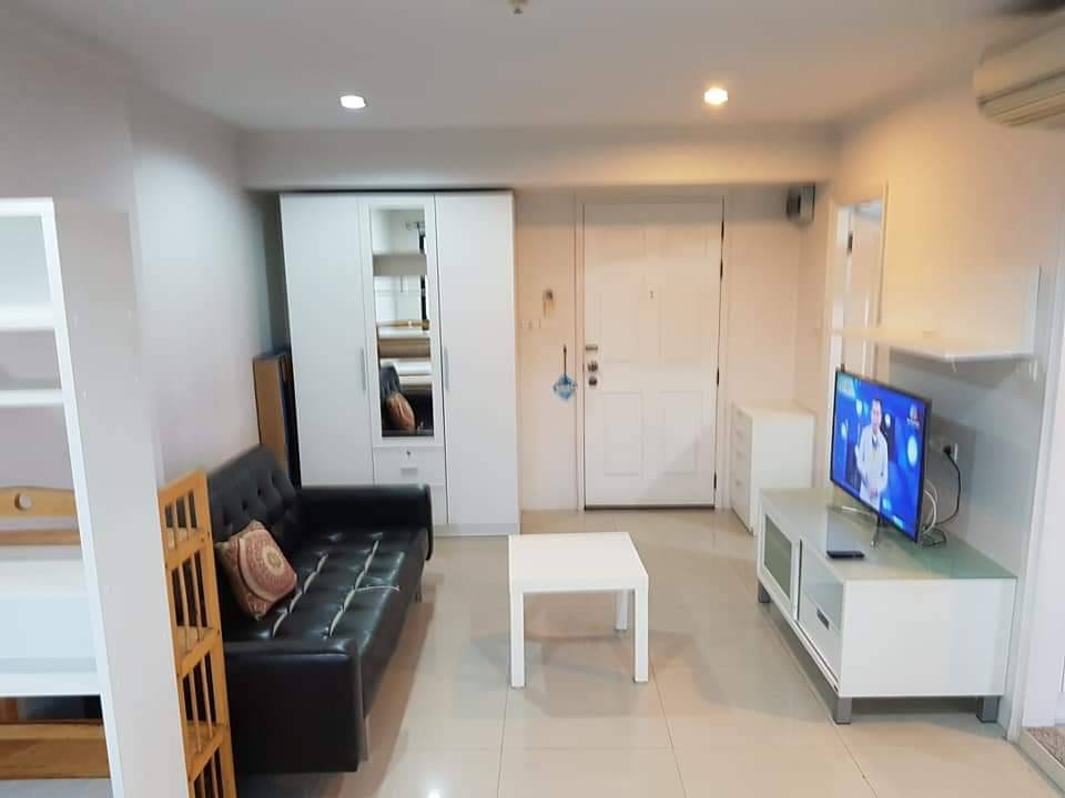 Lumpini Place Phahol-Saphankhwai  โซฟา ทีวี.jpg