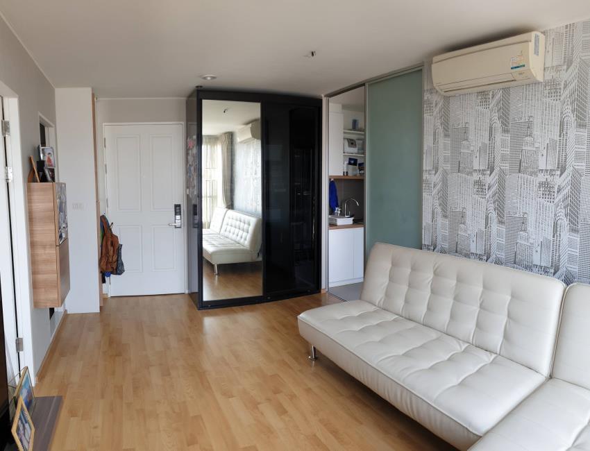U Delight Residence Pattanakarn – Thonglor มุมโซฟา ตุ้เสื้อผ้า.jpg