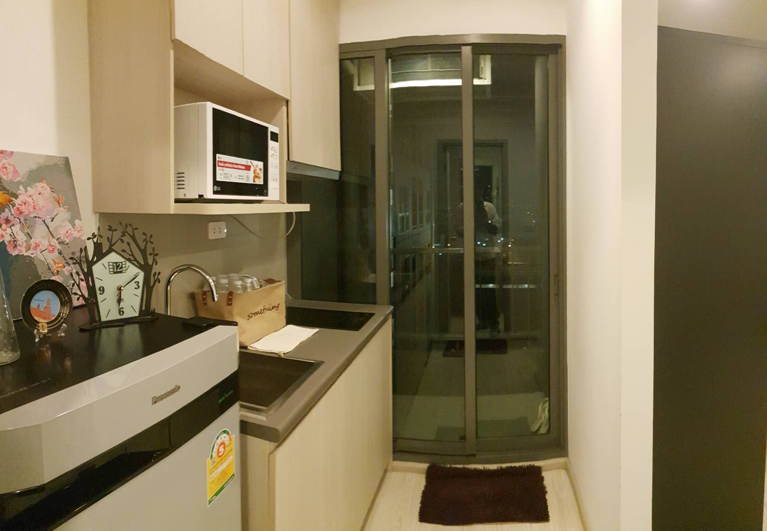 Ideo Mobi Sukhumvit Eastgate มุมครัว ระเบียง.jpg