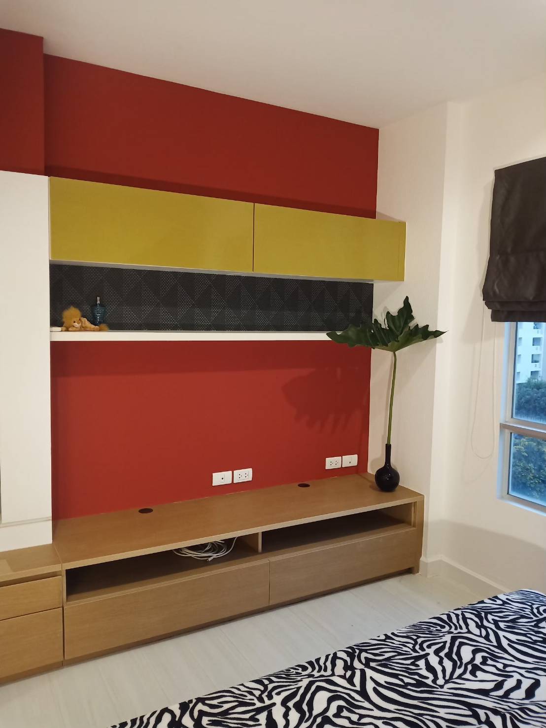 The Room Ratchada-Ladprao ชั้นวางทีวี.jpg