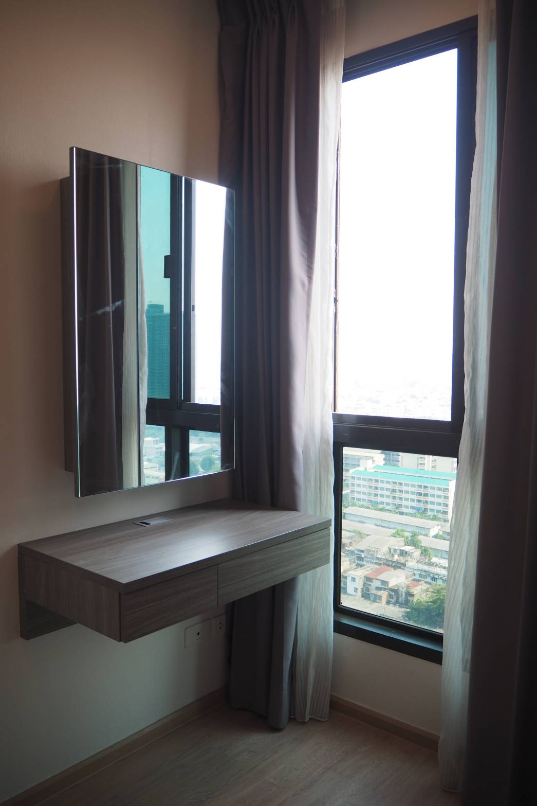 Ideo Sathorn - Thaphra โต๊ะเครื่องวแป้ง.jpg